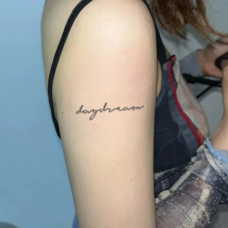 Tatouage Temporaire Poème Minimaliste – Bras & Poignet